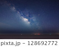 海岸から見た天の川 128692772