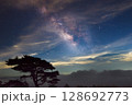 夕暮れの空と天の川 128692773