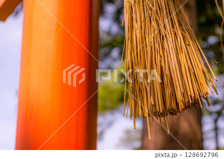 瀧神社の鳥居と注連縄と 瀧神社の鳥居と注連縄と 128692796