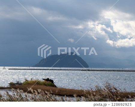 琵琶湖の湖岸から竹生島を望む 128692923