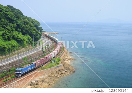 山陽本線（貨物列車）と瀬戸内海 128693144