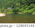 川沿いを走る錦川鉄道 128693148