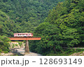 橋梁を渡る錦川鉄道 128693149