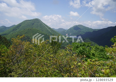 群馬県榛名高原　ヤセオネ峠から登る臥牛山（ねうしやま）の山頂から榛名富士方面　2025年5月28日 128693529