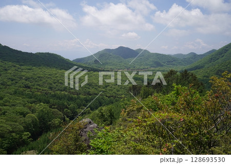 群馬県榛名高原　ヤセオネ峠から登る臥牛山（ねうしやま）から榛名高原方面　2025年5月28日 128693530