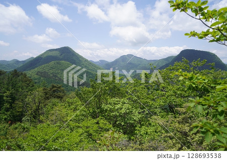 群馬県榛名高原　ヤセオネ峠から登る臥牛山（ねうしやま）から榛名富士と烏帽子ケ岳2025年5月28日 128693538