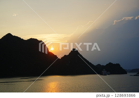 ベトナム ハノイ ハロン湾 夕日 ベトナム ハノイ ハロン湾 夕日 128693866