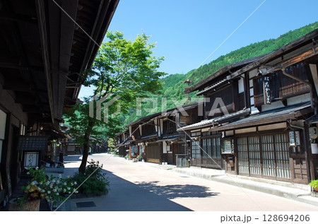 長野県塩尻市:奈良井宿の町並み/中町 長野県塩尻市:奈良井宿の町並み/中町 128694206