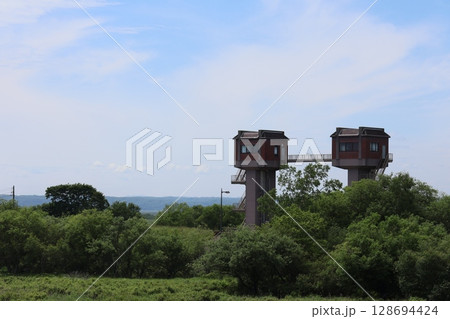 釧路湿原にそびえる岩保木水門 JR釧網本線の車窓より 128694424