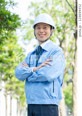 作業着のミドル男性 作業着のミドル男性 128694452