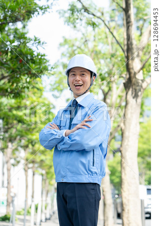 作業着のミドル男性　 128694453