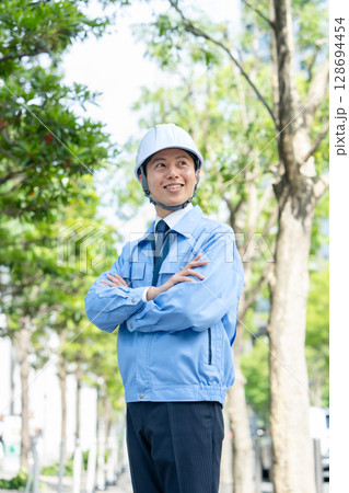 作業着のミドル男性　 128694454