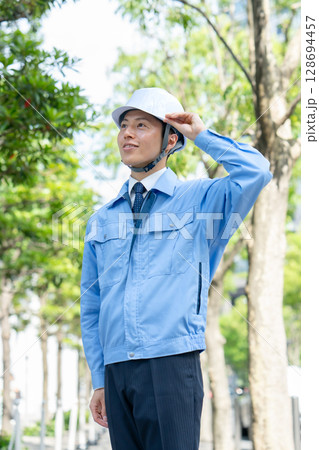 作業着のミドル男性 作業着のミドル男性 128694457