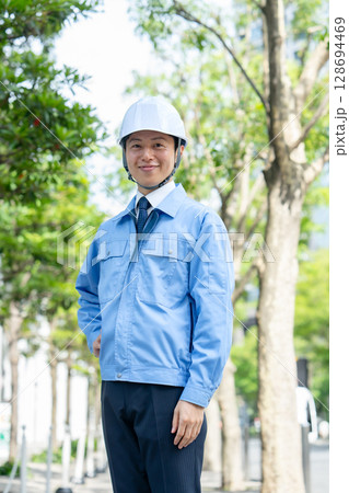 作業着のミドル男性　 128694469