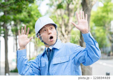 作業着のミドル男性　驚く 128694489