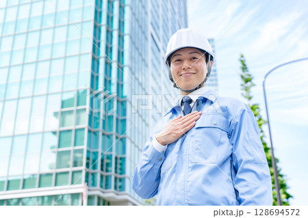 作業着のミドル男性　 128694572