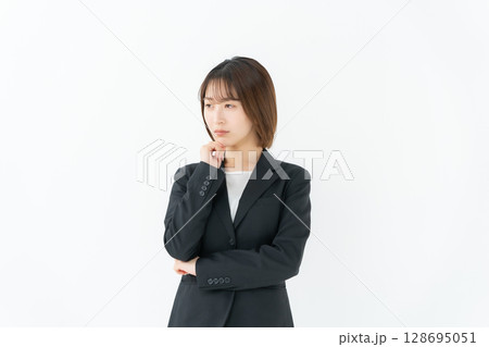 ビジネスウーマン 若い女性 悩む ビジネスウーマン 若い女性 悩む 128695051