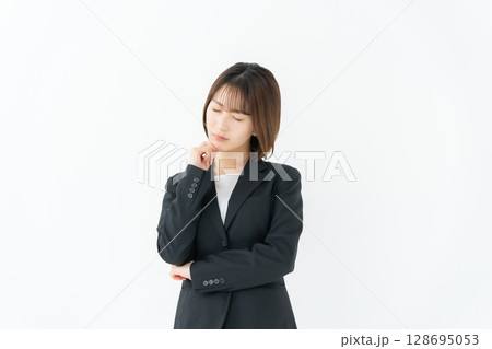 ビジネスウーマン 若い女性 悩む ビジネスウーマン 若い女性 悩む 128695053