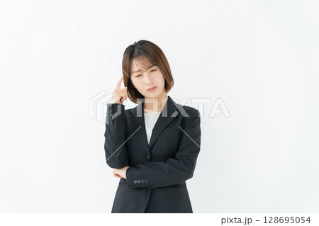 ビジネスウーマン 若い女性 悩む ビジネスウーマン 若い女性 悩む 128695054