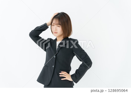 ビジネスウーマン 若い女性 悩む ビジネスウーマン 若い女性 悩む 128695064
