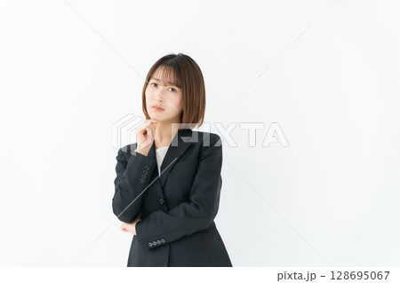 ビジネスウーマン 若い女性 悩む ビジネスウーマン 若い女性 悩む 128695067
