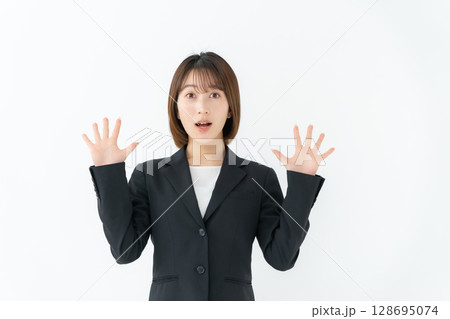 ビジネスウーマン 若い女性 驚く ビジネスウーマン 若い女性 驚く 128695074