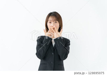ビジネスウーマン　若い女性　驚く 128695075