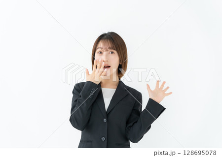 ビジネスウーマン 若い女性 驚く ビジネスウーマン 若い女性 驚く 128695078