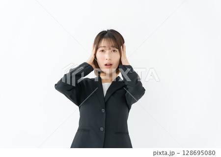 ビジネスウーマン 若い女性 驚く ビジネスウーマン 若い女性 驚く 128695080