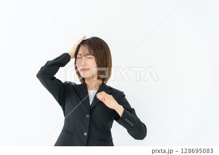 ビジネスウーマン　若い女性　悩む 128695083