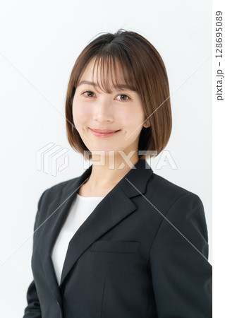 ビジネスウーマン 若い女性 ビジネスウーマン 若い女性 128695089