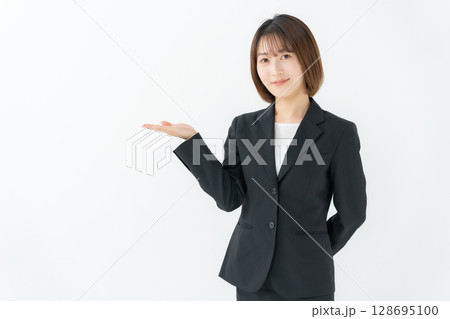 ビジネスウーマン　若い女性　手かざし 128695100