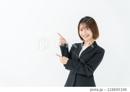 ビジネスウーマン　若い女性　指差し 128695106