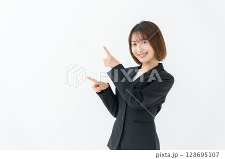 ビジネスウーマン 若い女性 指差し ビジネスウーマン 若い女性 指差し 128695107