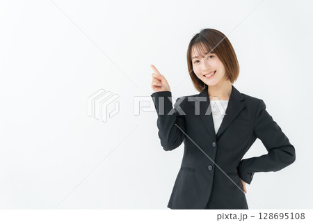 ビジネスウーマン　若い女性　指差し 128695108