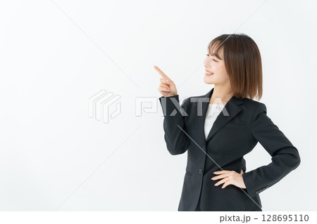 ビジネスウーマン　若い女性　指差し 128695110