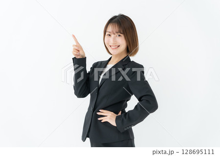 ビジネスウーマン　若い女性　指差し 128695111