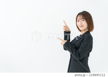 ビジネスウーマン 若い女性 指差し ビジネスウーマン 若い女性 指差し 128695112