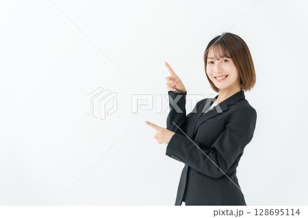 ビジネスウーマン 若い女性 指差し ビジネスウーマン 若い女性 指差し 128695114