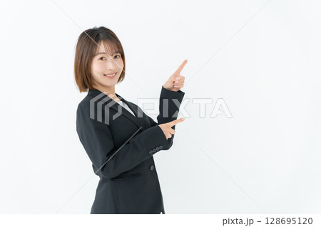 ビジネスウーマン 若い女性 指差し ビジネスウーマン 若い女性 指差し 128695120