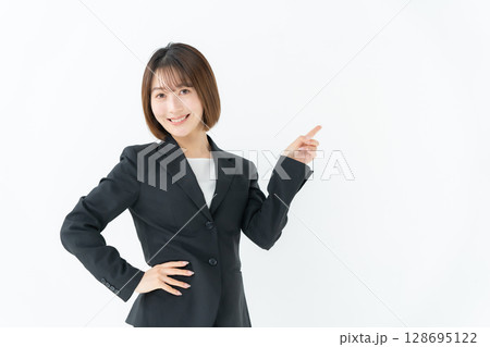 ビジネスウーマン　若い女性　指差し 128695122