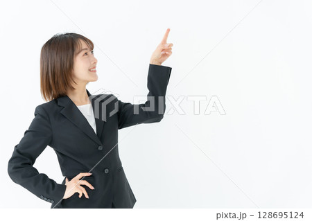 ビジネスウーマン　若い女性　指差し 128695124