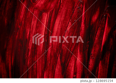 赤色と黒色の絵具で塗った背景 128695154