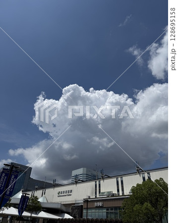 青空に浮かぶ白い雲 青空に浮かぶ白い雲 128695158