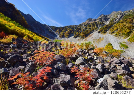 涸沢カールの紅葉と穂高連峰 128695277