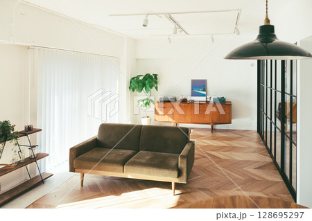 リノベーションした部屋 128695297