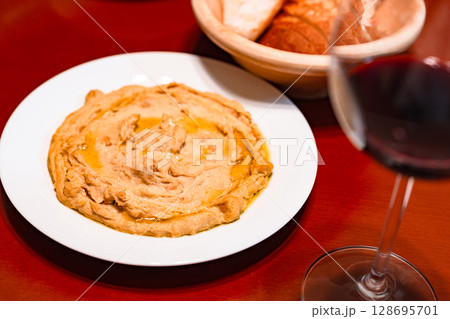 フムス は トルコ や ギリシャ イスラエル などの 伝統的 な 豆料理 【 中東 地中海 料理 】 フムス は トルコ や ギリシャ イスラエル などの 伝統的 な 豆料理 【 中東 地中海 料理 】 128695701