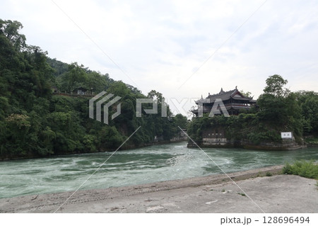 四川の都江堰 128696494