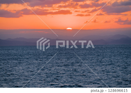 【東京九州フェリーはまゆう新門司港行 宇和島沖の夕日】 【東京九州フェリーはまゆう新門司港行 宇和島沖の夕日】 128696615