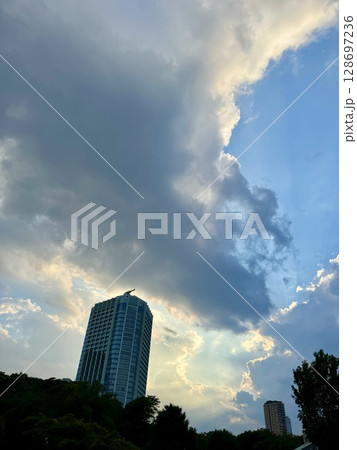 夕暮れ時の空とビル 夕暮れ時の空とビル 128697236